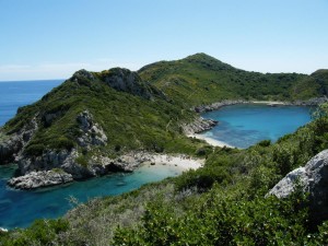 Unverkennlich die Zwillingsbucht in Agios Georgios Korfu